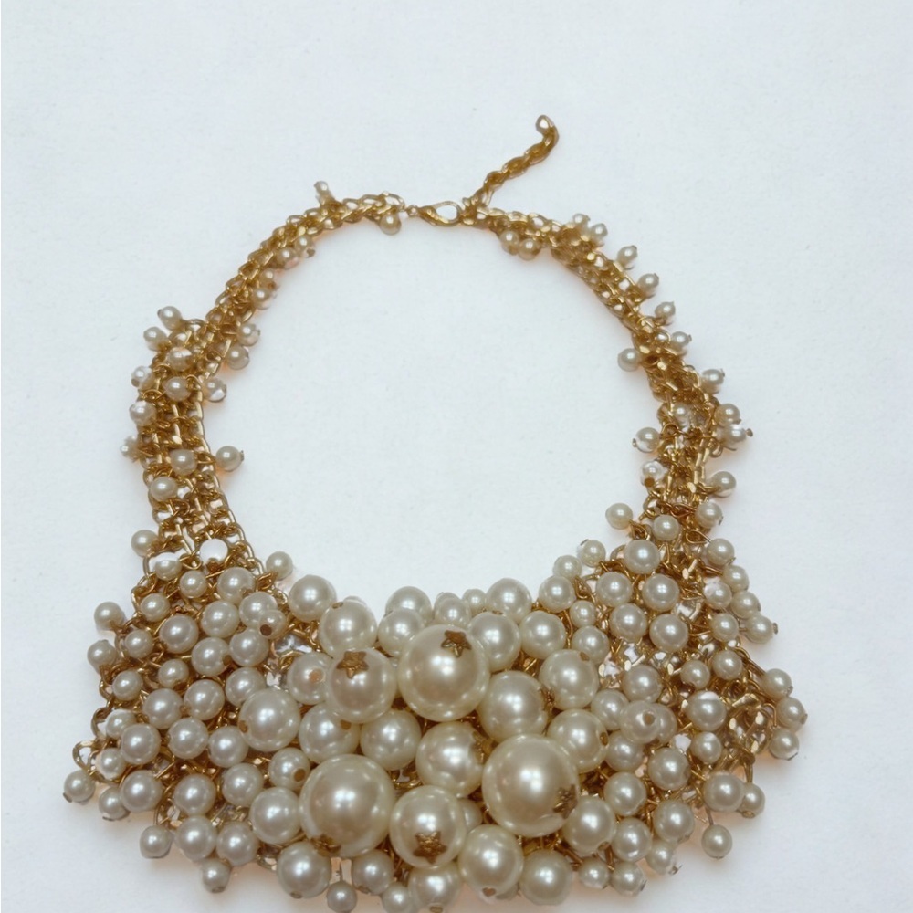 Elegant Pearl and Gold Statement Necklace - Picture 6 of 6